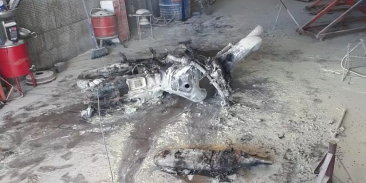 Motocicleta pega fogo, explode e deixa três homens feridos com queimaduras em Campos Sales