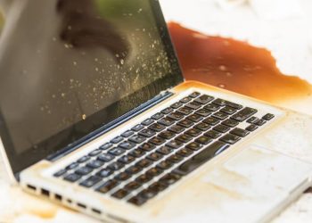 Derramei água (ou café) no notebook. E agora? 8 passos para salvá-lo
