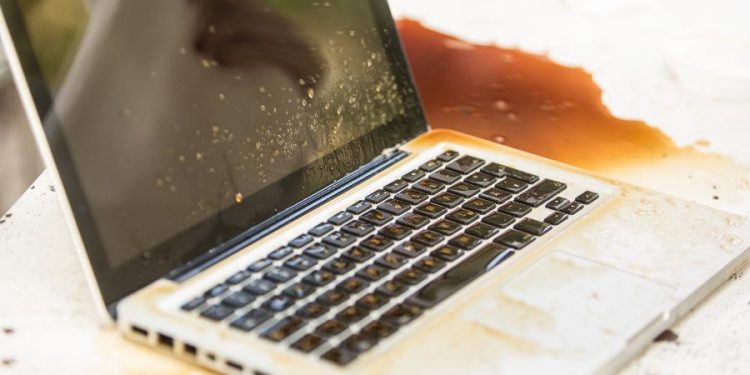 Derramei água (ou café) no notebook. E agora? 8 passos para salvá-lo
