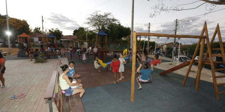 Em Barbalha, Izolda Cela entrega Praça Mais Infância