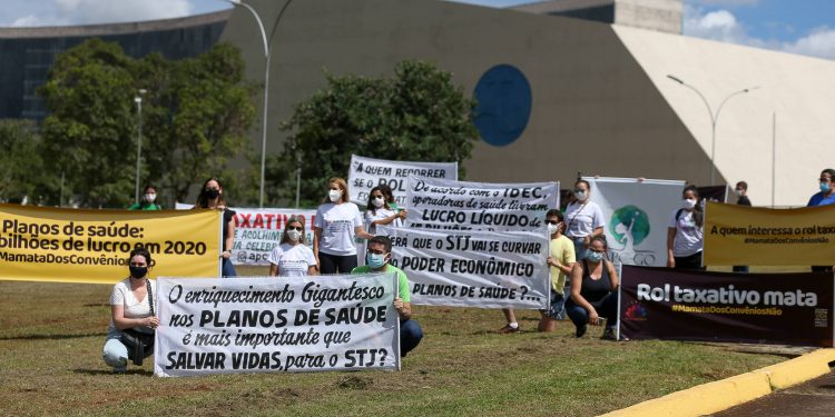 Senado aprova lei que obriga plano a cobrir tratamentos fora do rol da ANS