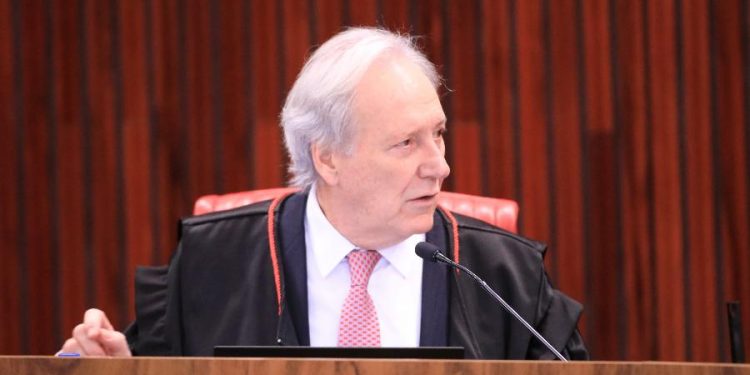 TSE decide que eleitor não pode portar armas em local de votação na eleição