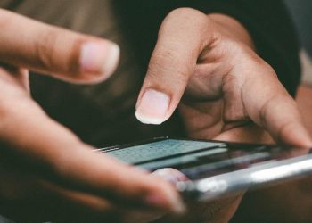 ‘Golpe da mão fantasma’ faz vítima ver dinheiro sendo roubado pelo celular; saiba como se proteger