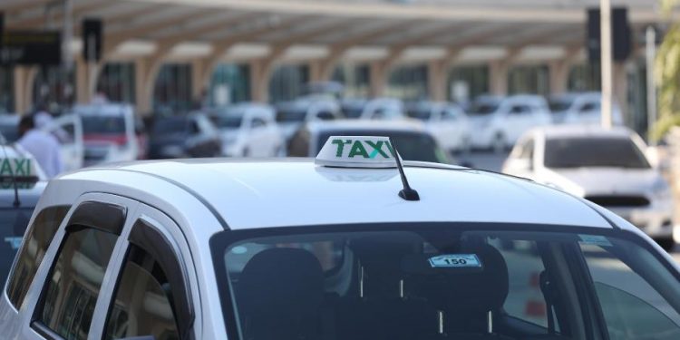Auxílio Taxista paga R$ 2.000 a partir de hoje; veja quem pode receber