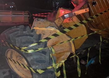 As metades do veículo de tração foram arremessadas em lados opostos da via