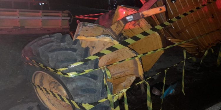 Trator desgovernado é partido ao meio após colidir contra micro-ônibus em Várzea Alegre