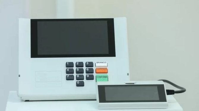 TSE determina que eleitor deve entregar celular ao mesário antes de votar na urna eletrônica