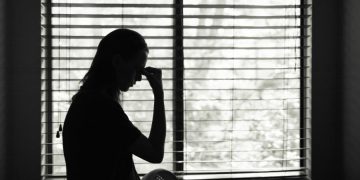 Mulher toma espingarda do marido e o mata: ‘Cansada de apanhar’