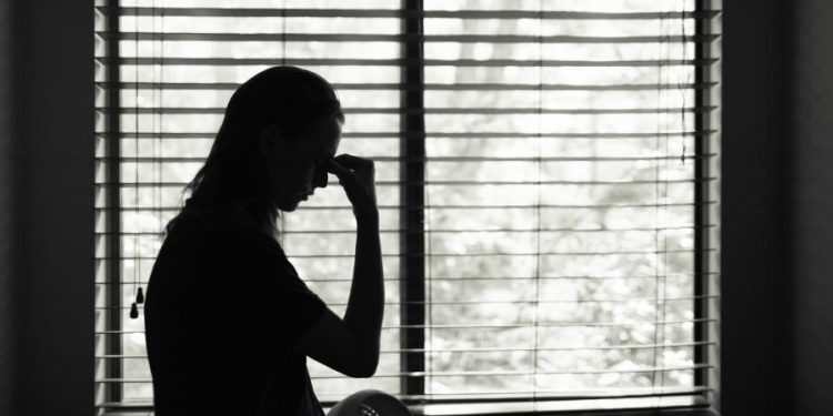 Mulher toma espingarda do marido e o mata: ‘Cansada de apanhar’