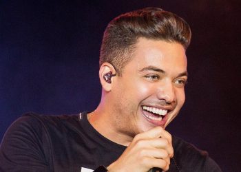 Safadão no voo? Homem trolla passageiros, viraliza e cantor responde; veja vídeo