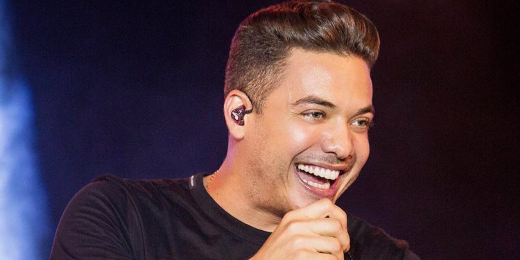 Safadão no voo? Homem trolla passageiros, viraliza e cantor responde; veja vídeo