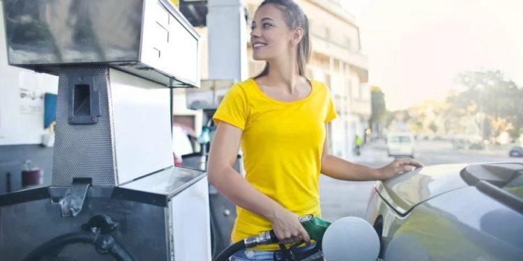 Gasolina: qual é a lógica por trás da subida e da descida dos preços?