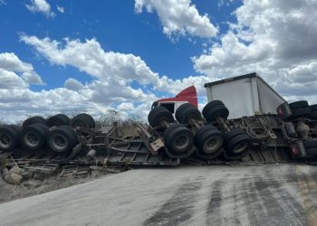 Caminhão colide contra carreta na BR-222, no Ceará (Foto: Maristela Gláucia/SVM)