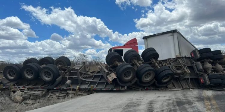 Motorista e mulher ficam em estado grave após acidente com caminhão e carreta na BR-222, no Ceará