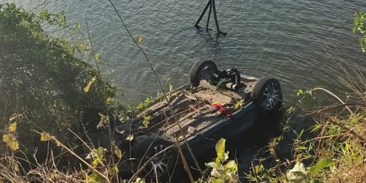 Jovem morre após errar curva e carro cair em açude, no interior do Ceará