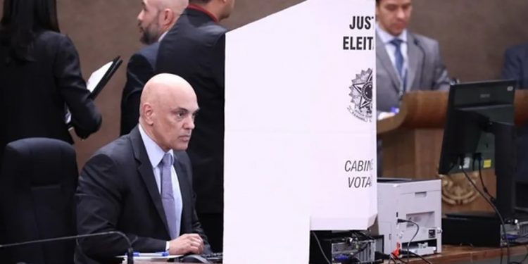 Na Justiça Eleitoral só o voto é secreto, diz Moraes em cerimônia de lacração do sistema de urnas
