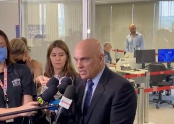 Alexandre de Moraes, presidente do TSE, acompanhou visita de militares à sala de totalização de votos (ao fundo) (Foto: Paulo Roberto Netto/UOL)