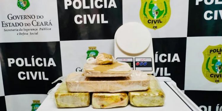 Mulher é presa suspeita de usar filho adolescente para traficar drogas no Crato