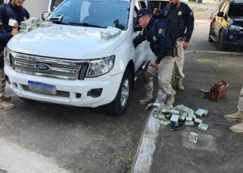 PRF apreendeu mais de 48 kg de cocaína em caminhonete em Morada Nova; dois homens foram presos (Foto: Divulgação/PRF)
