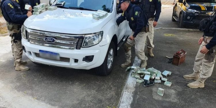 PRF apreendeu mais de 48 kg de cocaína em caminhonete em Morada Nova; dois homens foram presos (Foto: Divulgação/PRF)