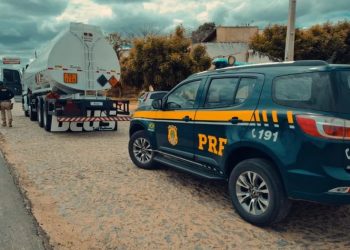 Abordagem aconteceu na BR 230, no município de Várzea Alegre, no Cariri (Foto: Divulgação/PRF)