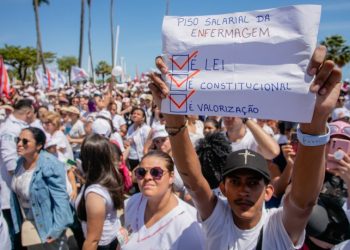 Manifestação dos Enfermeiros também ocorreu na Avenida Beira Mar, em Fortaleza, pedindo o aumento o piso salarial (Foto: Aurelio Alves/O Povo)