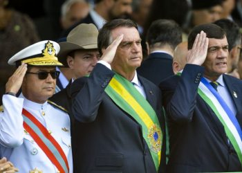 O comandante da Marinha, Almirante Almir Garnier Santos, o presidente Jair Bolsonaro, e o ministro da Defesa, Paulo Sérgio, durante desfile cívico-militar do 7 de Setembro (Foto: Marcelo Camargo/Agência Brasil)