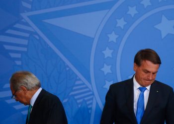 O ministro da Economia, Paulo Guedes, e o presidente da República, Jair Bolsonaro, em cerimônia no Palácio do Planalto (Foto: Gabriela Biló/Folhapress)