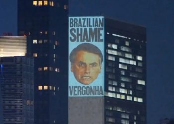 Bolsonaro foi alvo de críticas, que foram projetadas em prédio da ONU (Foto: Reprodução)