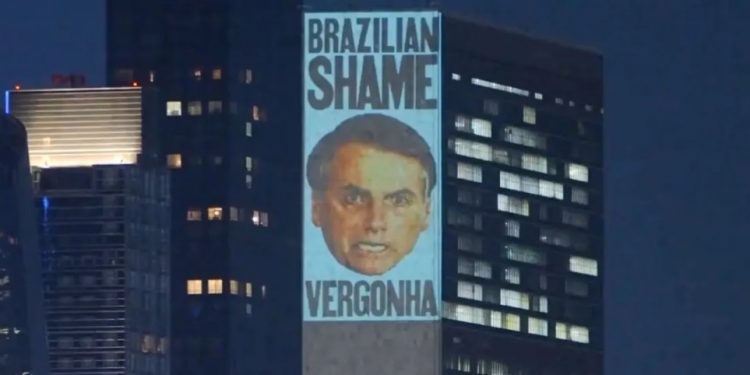 ‘Vergonha’, ‘desgraça’ e ‘mentiroso’: Antes de discurso, projeções contra Bolsonaro são exibidas em prédio da ONU