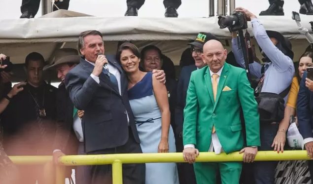 Em Brasília, Bolsonaro puxa coro de ‘imbrochável’ e compara mulheres