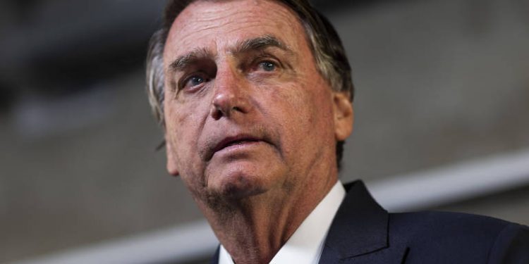 Bolsonaro veta possibilidade de empregado sacar saldo não utilizado do vale-refeição