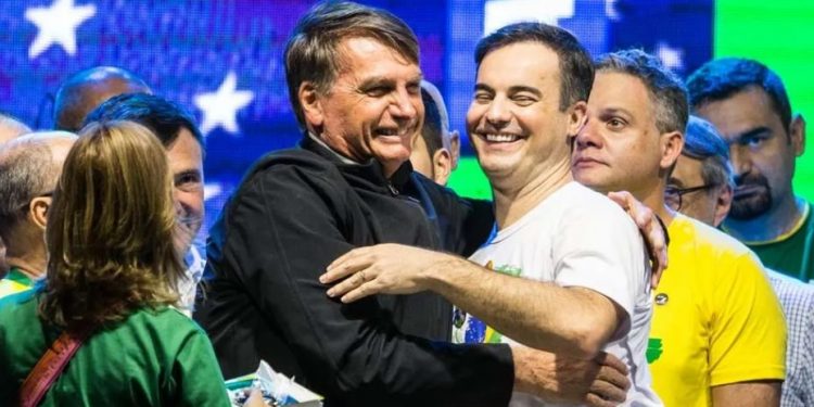 Candidato de Bolsonaro, Capitão Wagner busca se ‘descolar’ da imagem do presidente no Ceará; Elmano e RC se apoiam em presidenciáveis