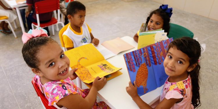 Governadora Izolda Cela entrega Centro de Educação Infantil e autoriza construção de duas areninhas em Jardim