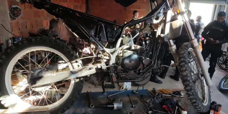 Juazeiro do Norte: Polícia Militar apreende motocicletas em oficina que fazia desmanche de veículos