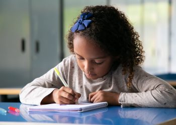 Projeção é resultado de um levantamento de custos das escolas e considera também índices inflacionários como o IPCA e o IGP-M (Foto: pch.vector/Freepik)