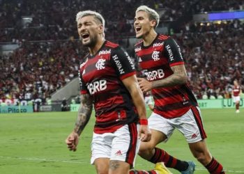 Arrascaeta comemora único gol de vitória do Flamengo no Maracanã (Foto: ÉRICA MARTIN/THENEWS2/ESTADÃO CONTEÚDO)