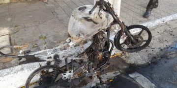 Juazeiro do Norte: Homem ateia fogo na própria moto ao ser parado em blitz