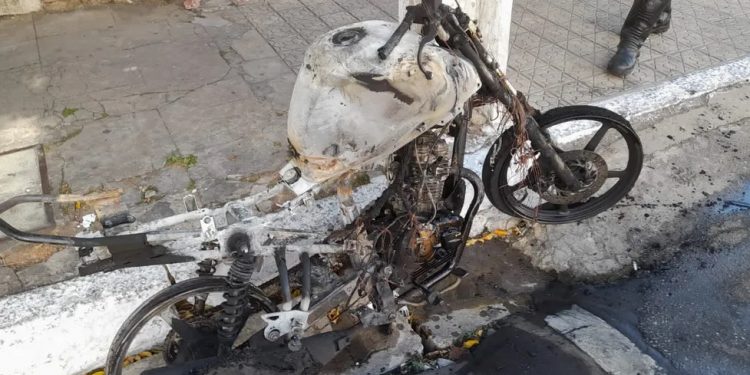 Juazeiro do Norte: Homem ateia fogo na própria moto ao ser parado em blitz