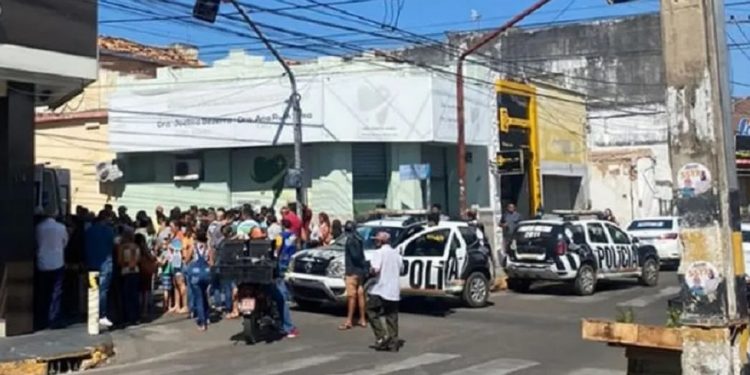 Juazeiro do Norte: Homem é preso suspeito de esfaquear a companheira e uma empresária em via pública