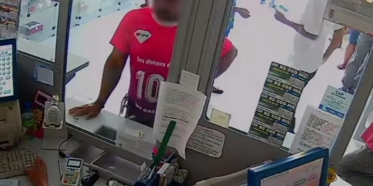 Homem repassa R$ 20 mil em boletos para atendente e foge antes de entregar dinheiro