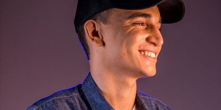João Gomes é processado por plágio na música ‘Eu Tenho a Senha’; compare as versões