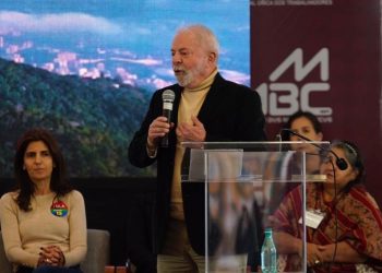 O ex-presidente Lula (PT) fala em encontro com trabalhadoras domésticas no ABC paulista (Foto: Marcelo Ferraz/UOL)