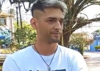 Matías viu bolsa com dinheiro cair de motocicleta e tentou encontrar donos na Argentina (Foto: Alem News/Reprodução)