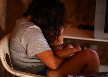 Menina de 11 anos, grávida pela segunda vez, com o primeiro filho no colo em casa da zona rural de Teresina (Foto: Renato Andrade/Folhapress)