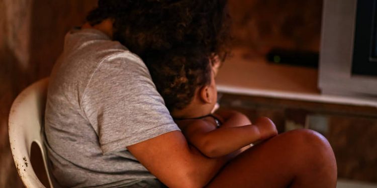 Menina de 11 anos, grávida pela segunda vez, com o primeiro filho no colo em casa da zona rural de Teresina (Foto: Renato Andrade/Folhapress)