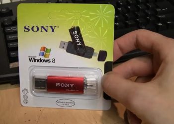 Alguns pen drives falsificados são mais fáceis de identificar (Foto: YouTube/VWestlife)