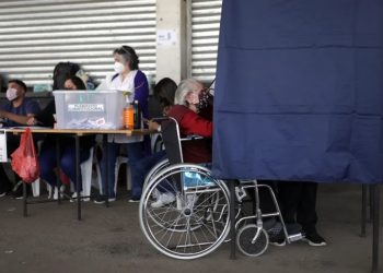 Votação do plebiscito sobre a nova Constituição em Santiago, no Chile, em 4 de setembro de 2022 (Foto: Pablo Sanhueza/Reuters)