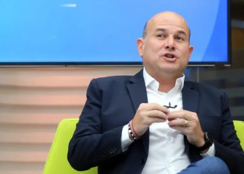 Roberto Cláudio concedeu entrevista à TV Verdes Mares nesta segunda-feira (12) (Foto: Fabiane de Paula/SVM)