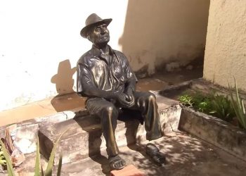 Estátua de Seu Lunga é danificada em Juazeiro do Norte (Foto: Reprodução/TVM Cariri)